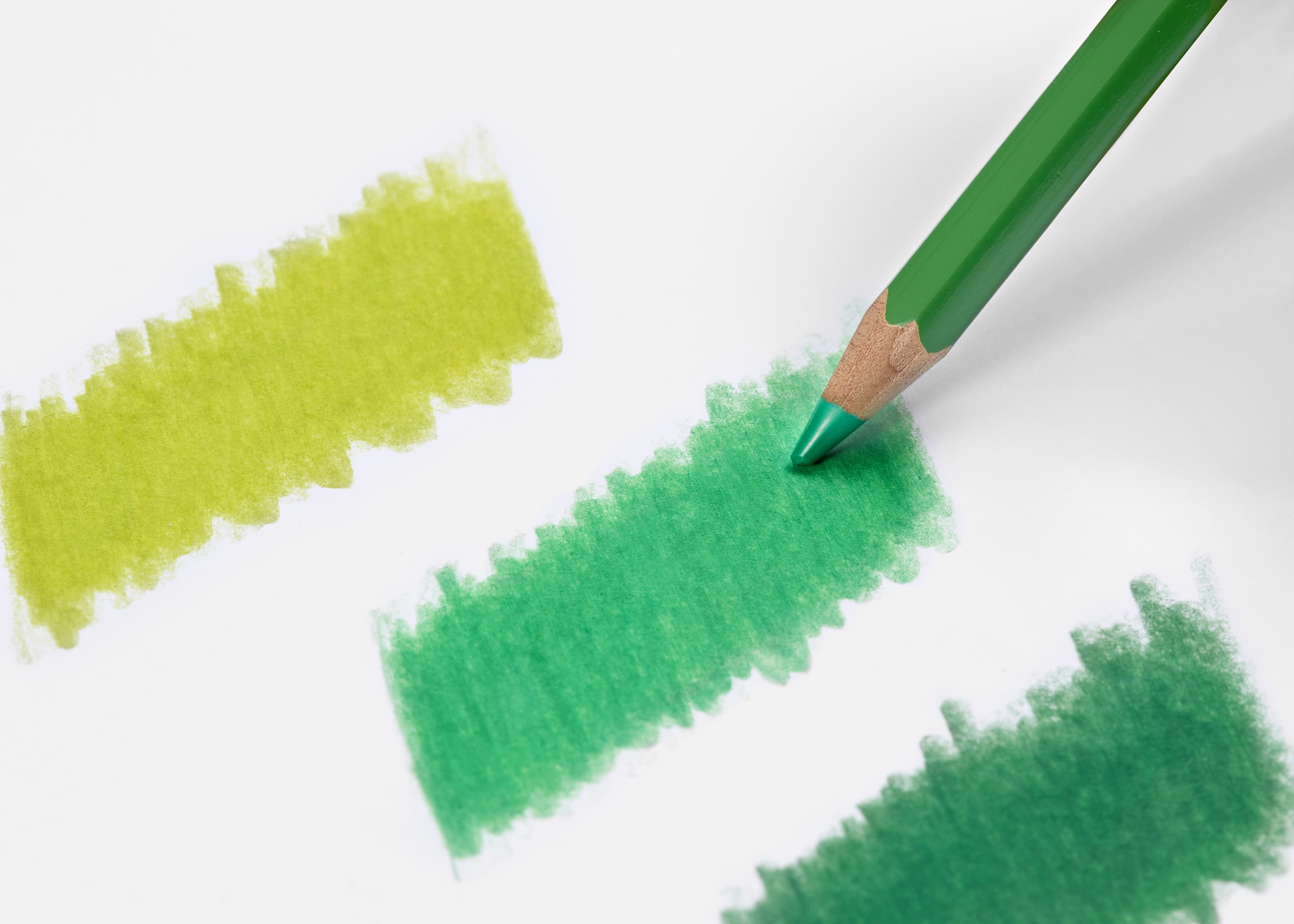 Photo d’un aplat de couleur vert réalisé à l’aide d’un crayon de couleur Pablo